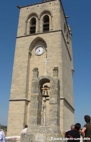 Photo du campanile de l'église de Montblanc.